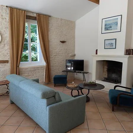 Landhaus Familial Avec Piscine Chauffee, Jardin Clos, Equipement Bebe, Au Coeur D'une Propriete Viticole. *