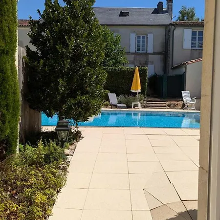 Landhaus Familial Avec Piscine Chauffee, Jardin Clos, Equipement Bebe, Au Coeur D'une Propriete Viticole.
