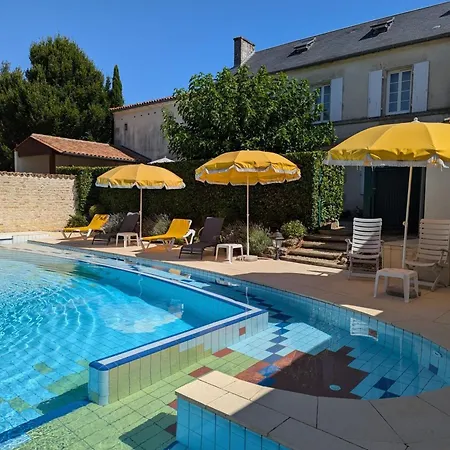 Familial Avec Piscine Chauffee, Jardin Clos, Equipement Bebe, Au Coeur D'une Propriete Viticole. *