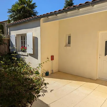 Familial Avec Piscine Chauffée, Jardin Clos, équipement Bébé, Au Cœur D'une Propriété Viticole. - Fr-1-653-70 Saint-Cybardeaux