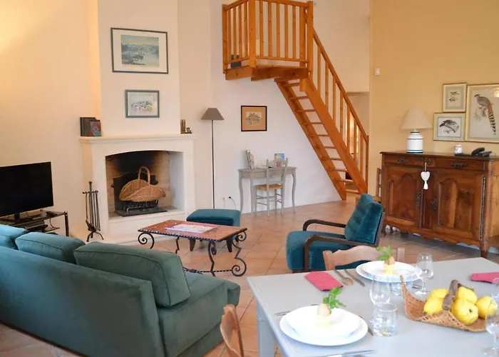 Familial Avec Piscine Chauffée, Jardin Clos, équipement Bébé, Au Cœur D'une Propriété Viticole. - Fr-1-653-70 Saint-Cybardeaux