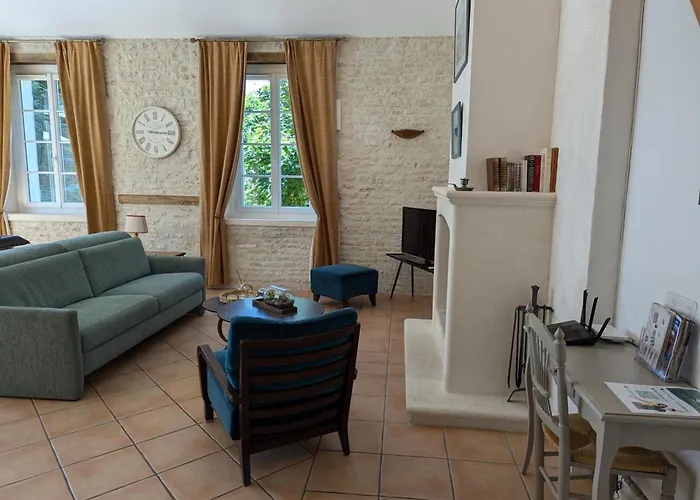 Familial Avec Piscine Chauffée, Jardin Clos, équipement Bébé, Au Cœur D'une Propriété Viticole. - Fr-1-653-70 Saint-Cybardeaux