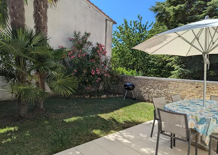 Familial Avec Piscine Chauffée, Jardin Clos, équipement Bébé, Au Cœur D'une Propriété Viticole. - Fr-1-653-70 * Saint-Cybardeaux