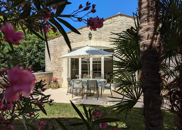 Familial Avec Piscine Chauffée, Jardin Clos, équipement Bébé, Au Cœur D'une Propriété Viticole. - Fr-1-653-70 Saint-Cybardeaux